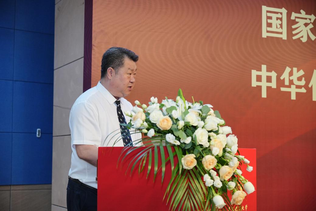 图2 永利yl23411党委副书记、院长孙波主持讲话，例1